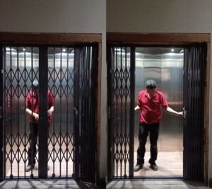 pintu lift harmonika